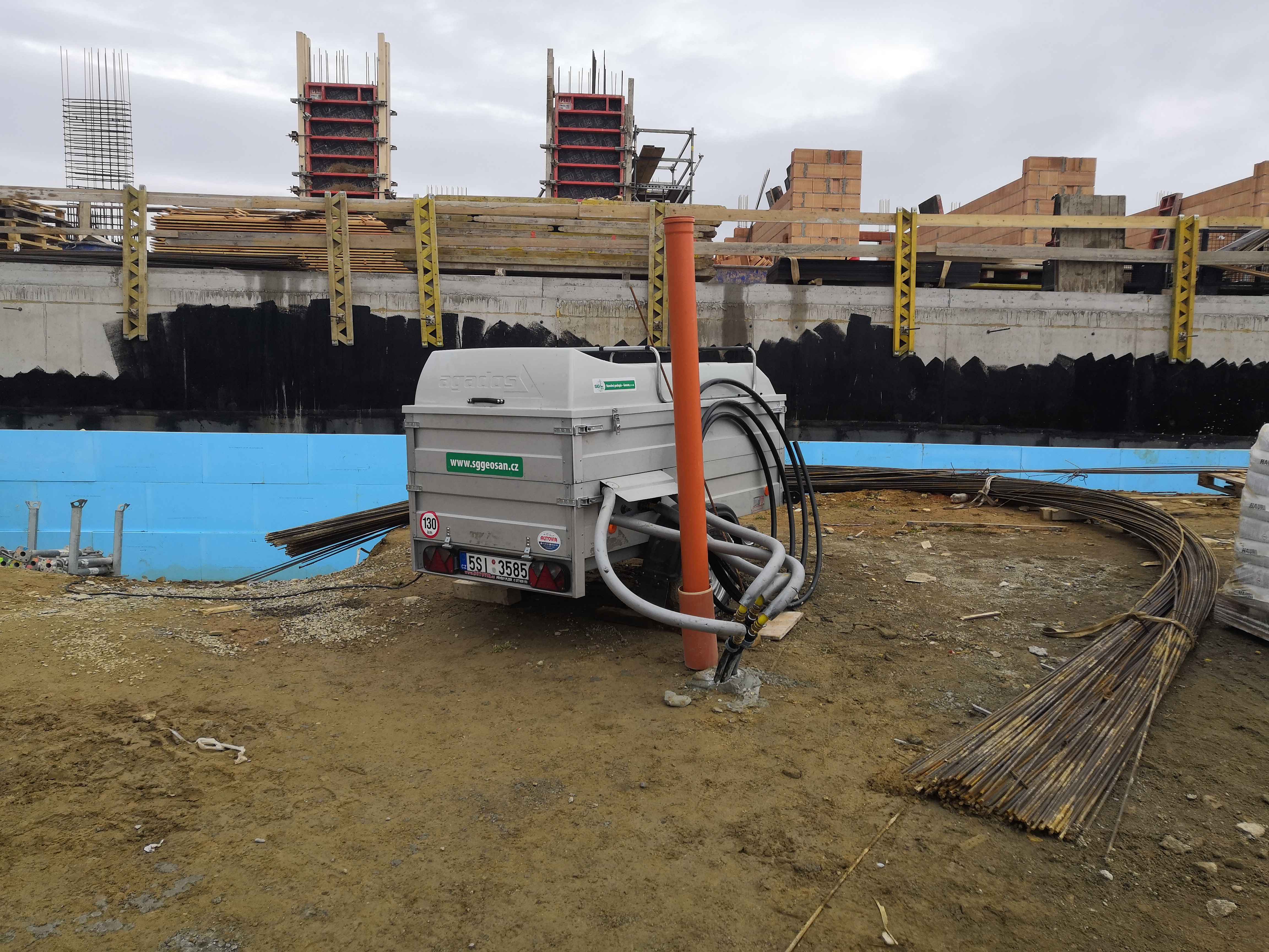 Vrty pro tepelné čerpadlo, Bytový dům Černá v Pošumaví